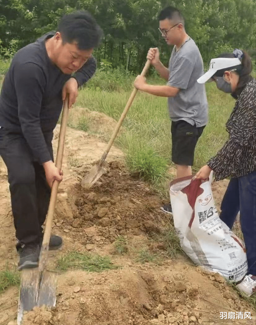 羽扇清风 田静晒重阳节合体手势舞：一个是妈妈，一个是我