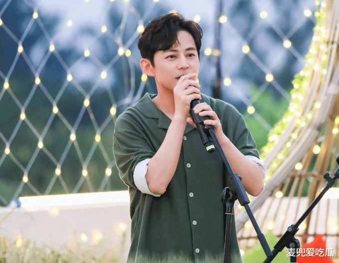 杨幂|何炅与男性友人蹦迪？双方贴耳畅聊举止亲密，身材瘦小淹没在人群