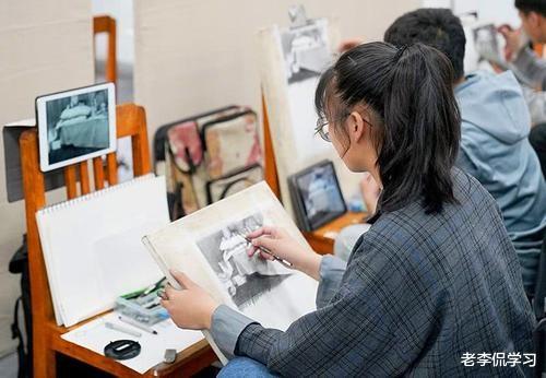 老李侃学习|有一种“累”叫美术生累，画风扭曲开创行为艺术，老师看完想打人