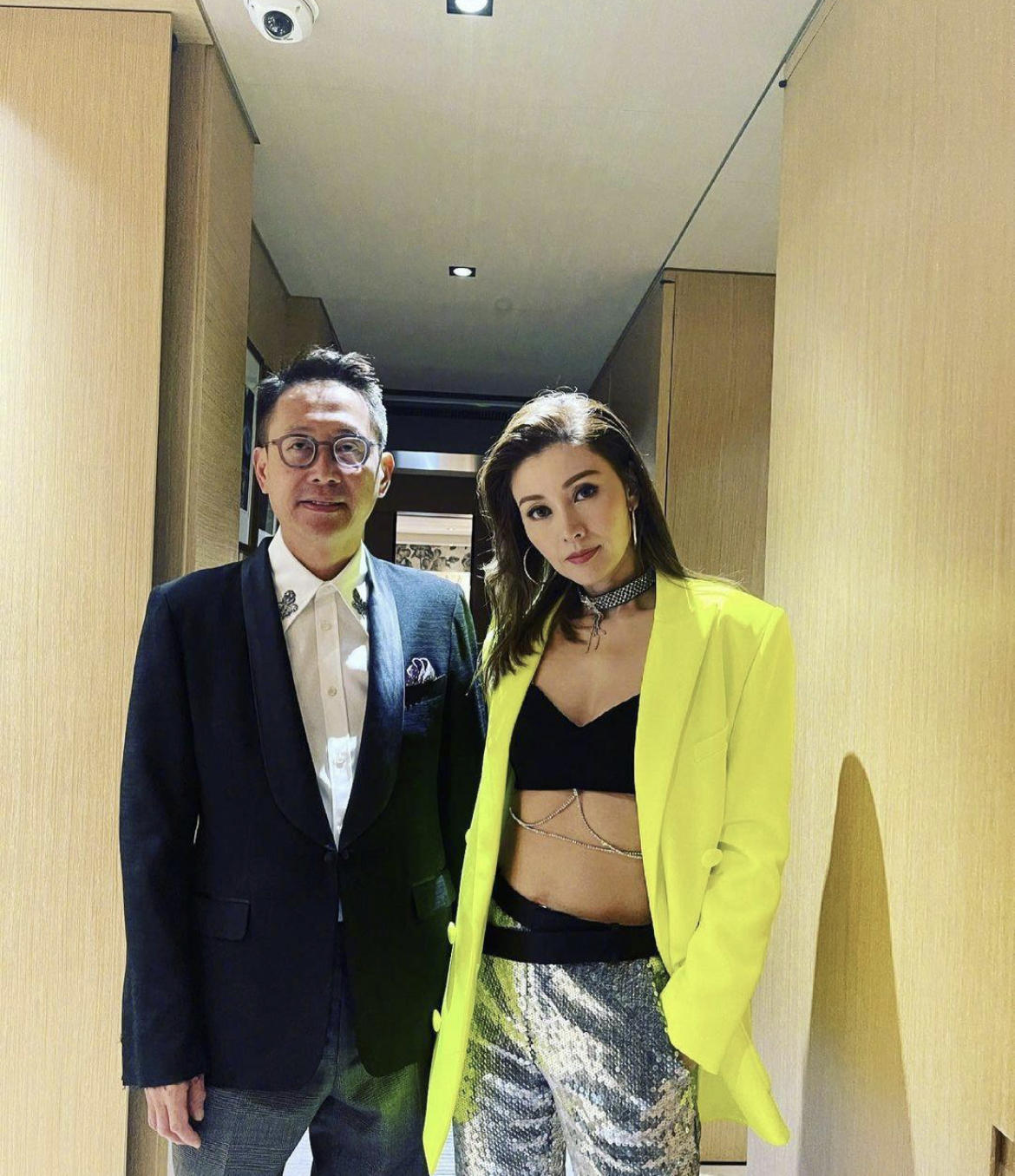 何有强|“豪门太太”李嘉欣气质绝了！穿一件灰色的吊带裙亮相，高贵大气