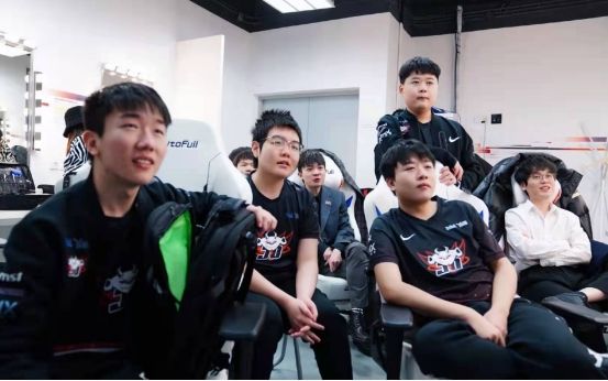 lpl|德杯小组赛结束，外媒排出前五队伍，你最看好谁