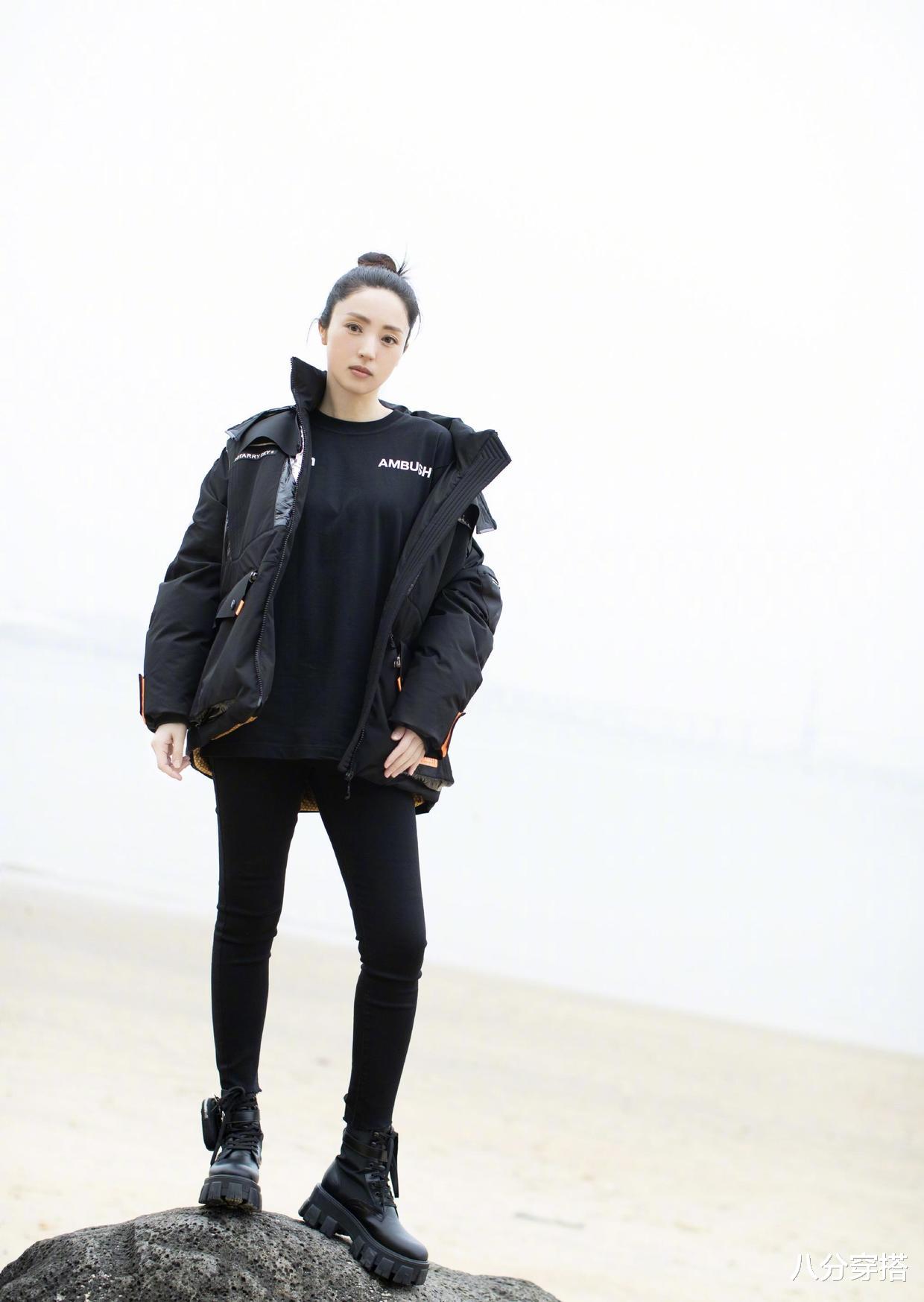 八分穿搭 董璇穿黑色修身连衣裙,蕾丝与丝绒交叠优雅精致,盘发造型更高贵