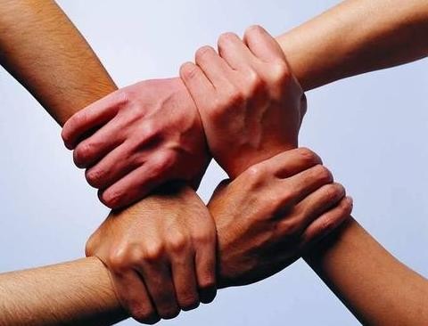 哲学筱筱|“奔驰车堵车库”事件持续发酵：人可以自私，但不能没有底线