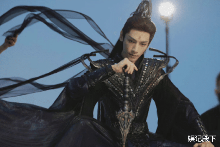 斛珠夫人|罗云熙古装被封天花板，现代戏却都扑街，瘦小身材扛不起建模脸？