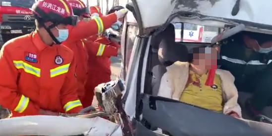 两车追尾，一女子被困！