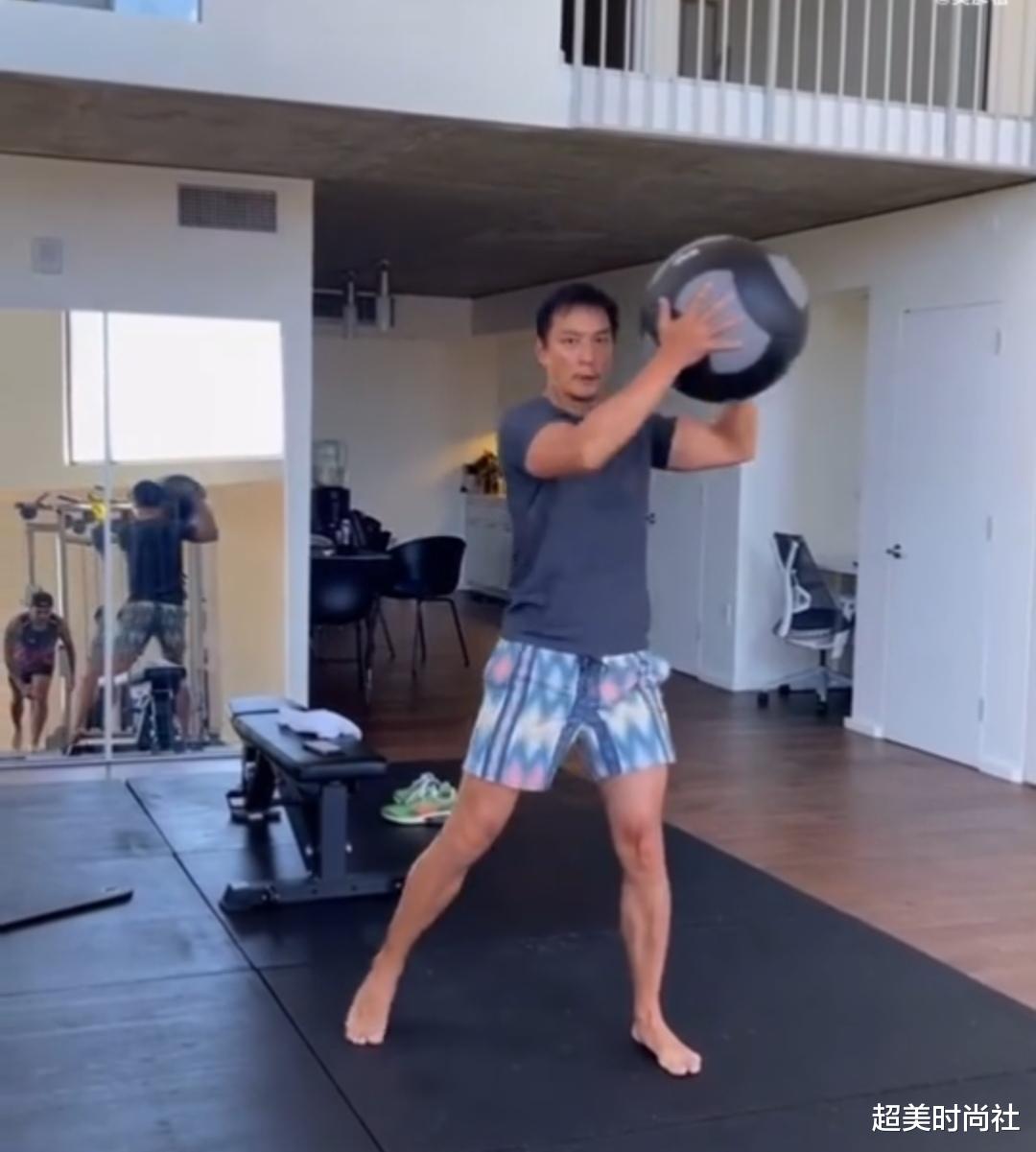 超美时尚社 吴彦祖为建筑系学生上网课，穿深色外套超低调，47岁仍超帅气！