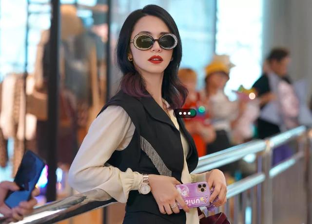 谭咏麟|捧丈夫成“巨星”，却遭抛弃：陪男人长大的女人，要看清这点