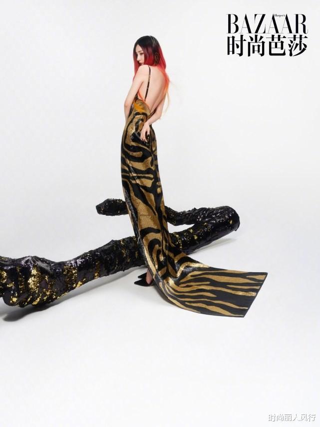 周冬雨|周冬雨价值百万的造型大火！拍开年刊成大赢家，杨幂“换脸”惨输