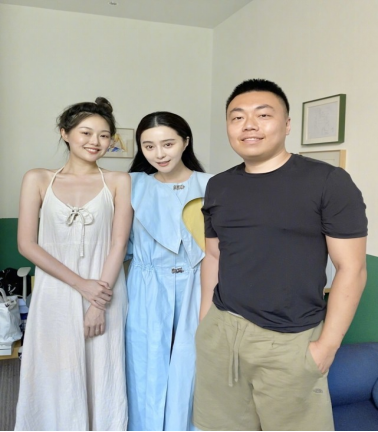 李现|有种“献丑”叫网红和明星合影，相机变照妖镜，看到李现：认真的吗？