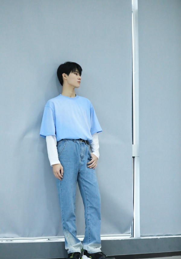 时代少年团|时代少年团晒自拍，张真源四连拍魅力十足，严浩翔对镜拍超帅气