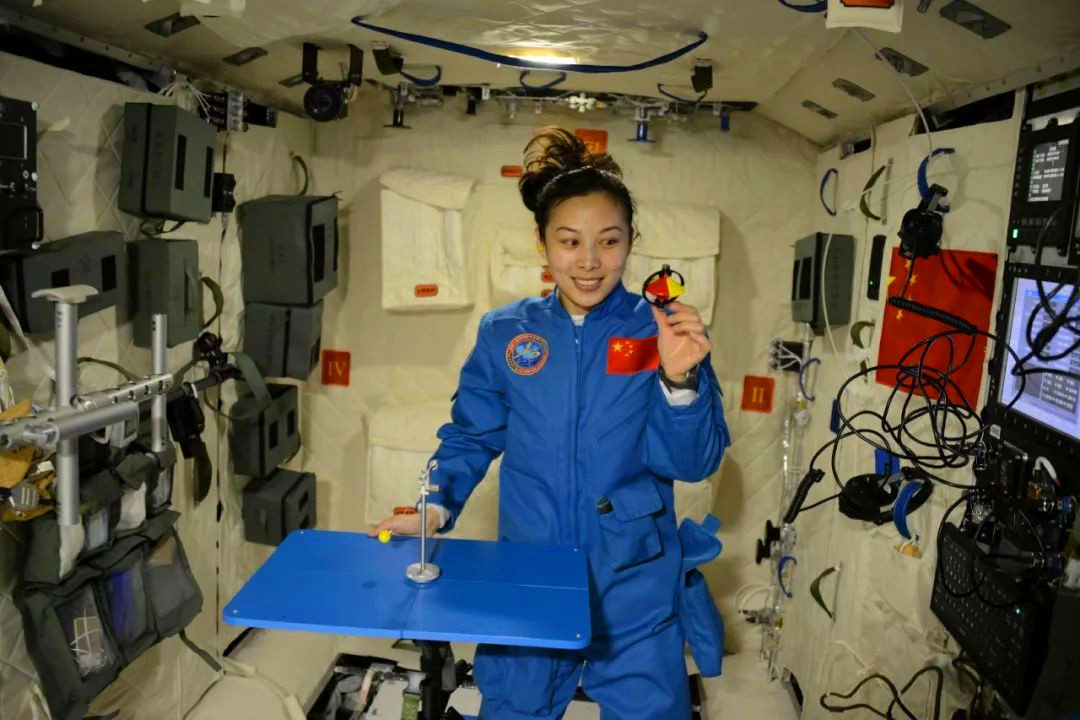 科学家 在太空中生活，女航天员如何克服生理问题？航天女英雄牺牲太大了