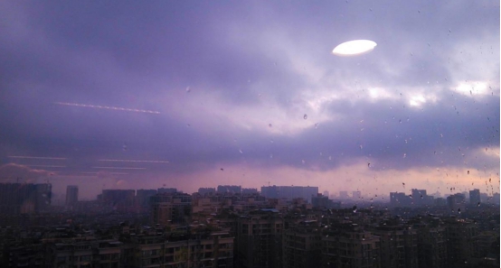 UFO|印尼海滩上空出现UFO,与美国发现的UFO相似,它到底是什么
