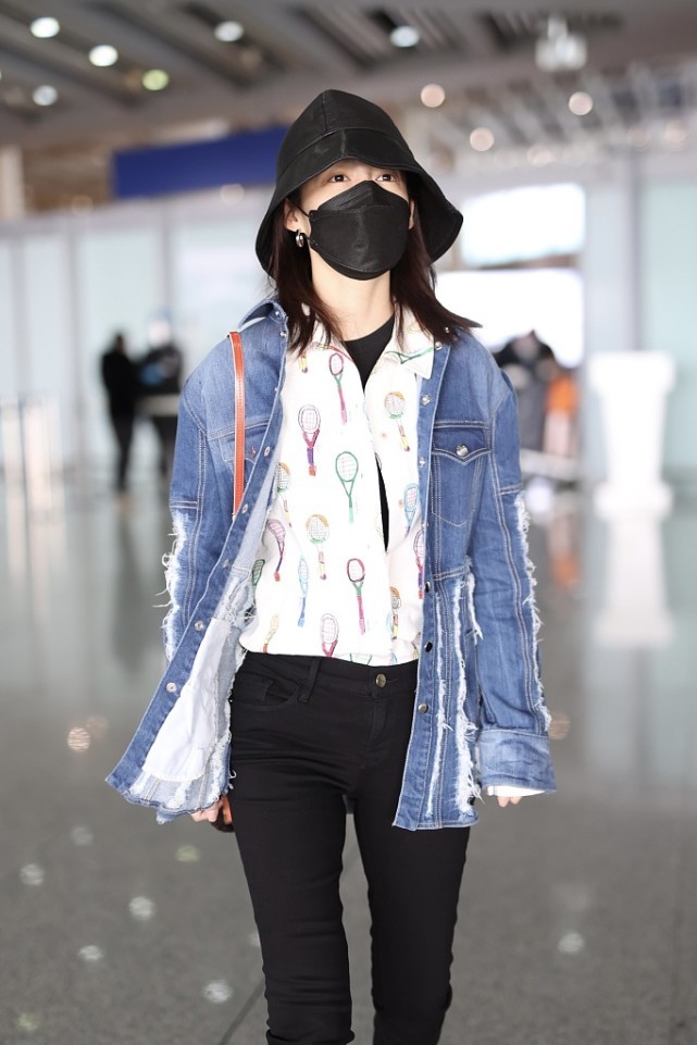 穿衣搭配|李沁对时尚真是有一套，穿的平淡却有超模感，这么穿挺增高的