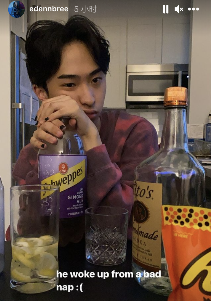 伊能静|伊能静儿子搂两个女生合影，戴两条项链画眼线，穿深v上衣美甲抢镜