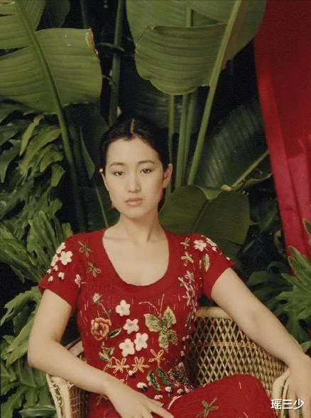 王小海|巩俐20岁泳装照曝光，素颜出镜犹显青涩，紧身泳衣更显凹凸身形