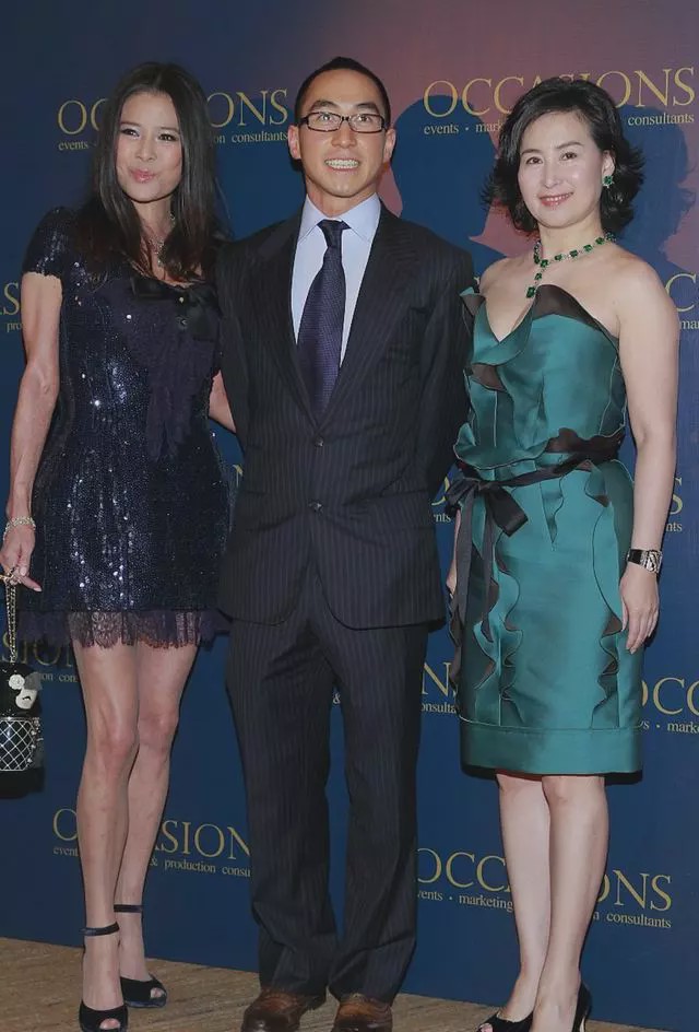 闲鱼有话说|何超琼不愧是真贵妇,穿“珠光裙”配百万珠宝,港风短发太有气场