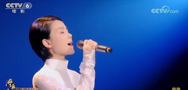 春晚|锋菲恋：央视同过团圆节，王菲出场时谢霆锋表情管理引发全网关注