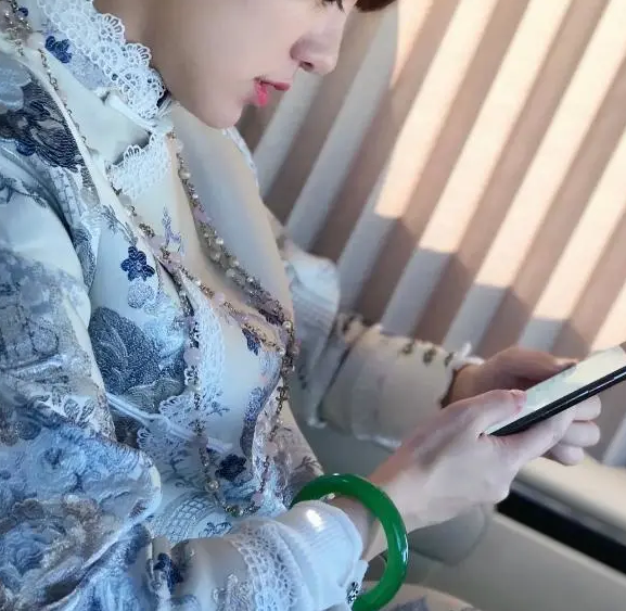 阿兰|《浪姐2》中的隐形富豪，21岁登顶人生巅峰，老天爷追着给她喂饭