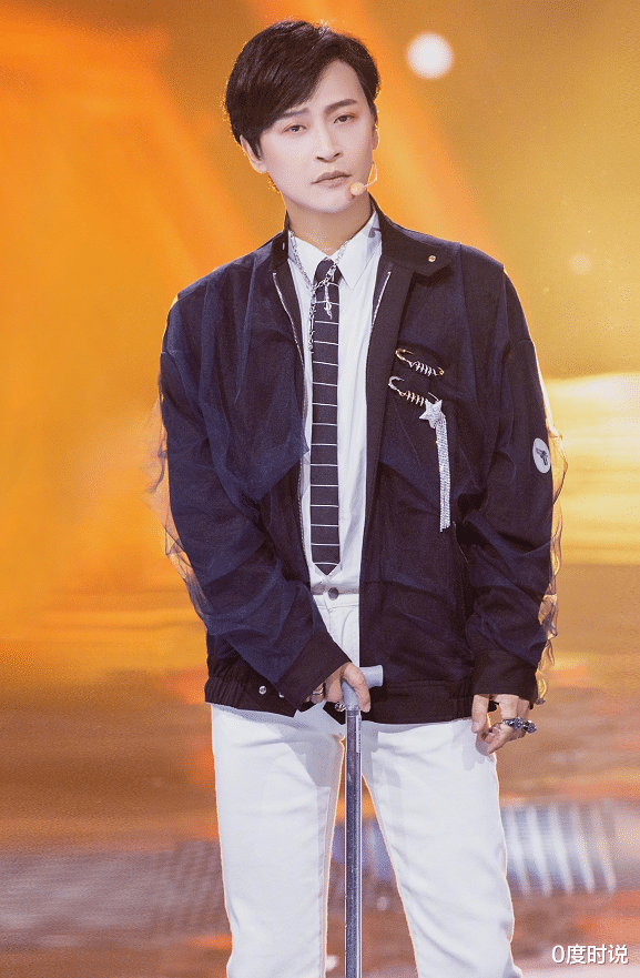 衬衫|陈志朋造型开挂，衬衫扣子故意只扣一半，减肥后帅如“整容”