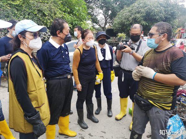 杨幂|心系灾黎     杨紫琼陈志远灾区助清洗