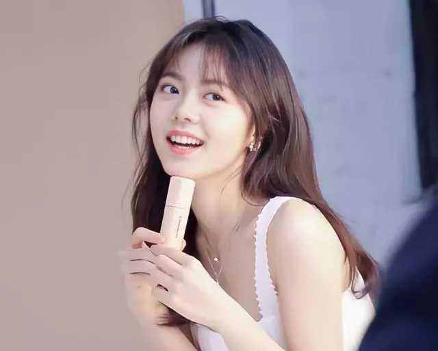 吴亦凡|18岁的赵今麦越长越漂亮：无袖打底露出香肩，难怪被吴亦凡看上