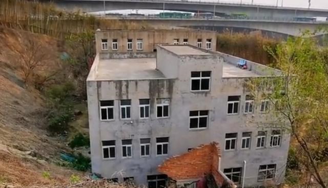 阳光语言矫正说|郑州钉子户“寸步难行”,索高赔偿无果,落在10米大坑中至今未搬