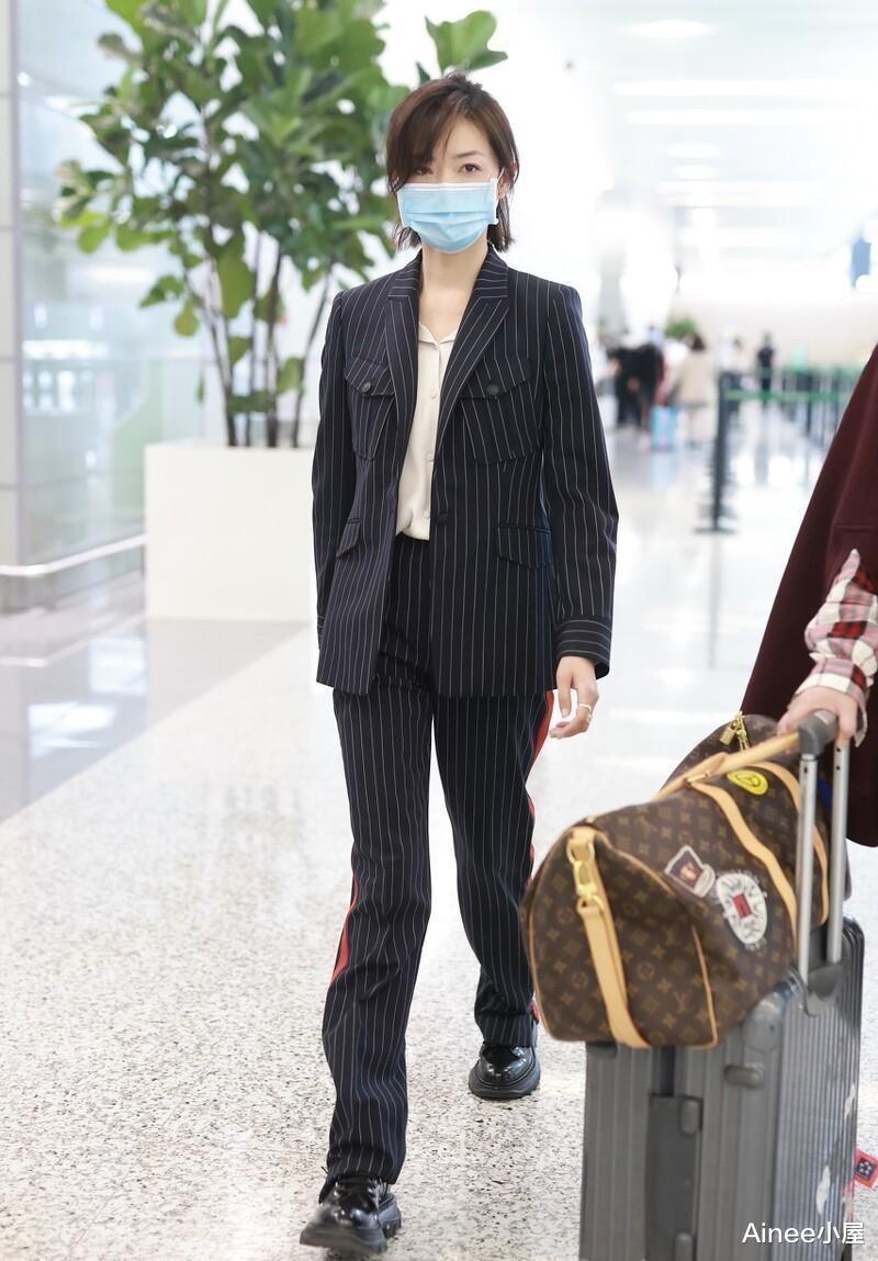 Ainee小屋 万茜咋有点“油”了，穿深蓝色运动套装挺休闲，但发型一言难尽