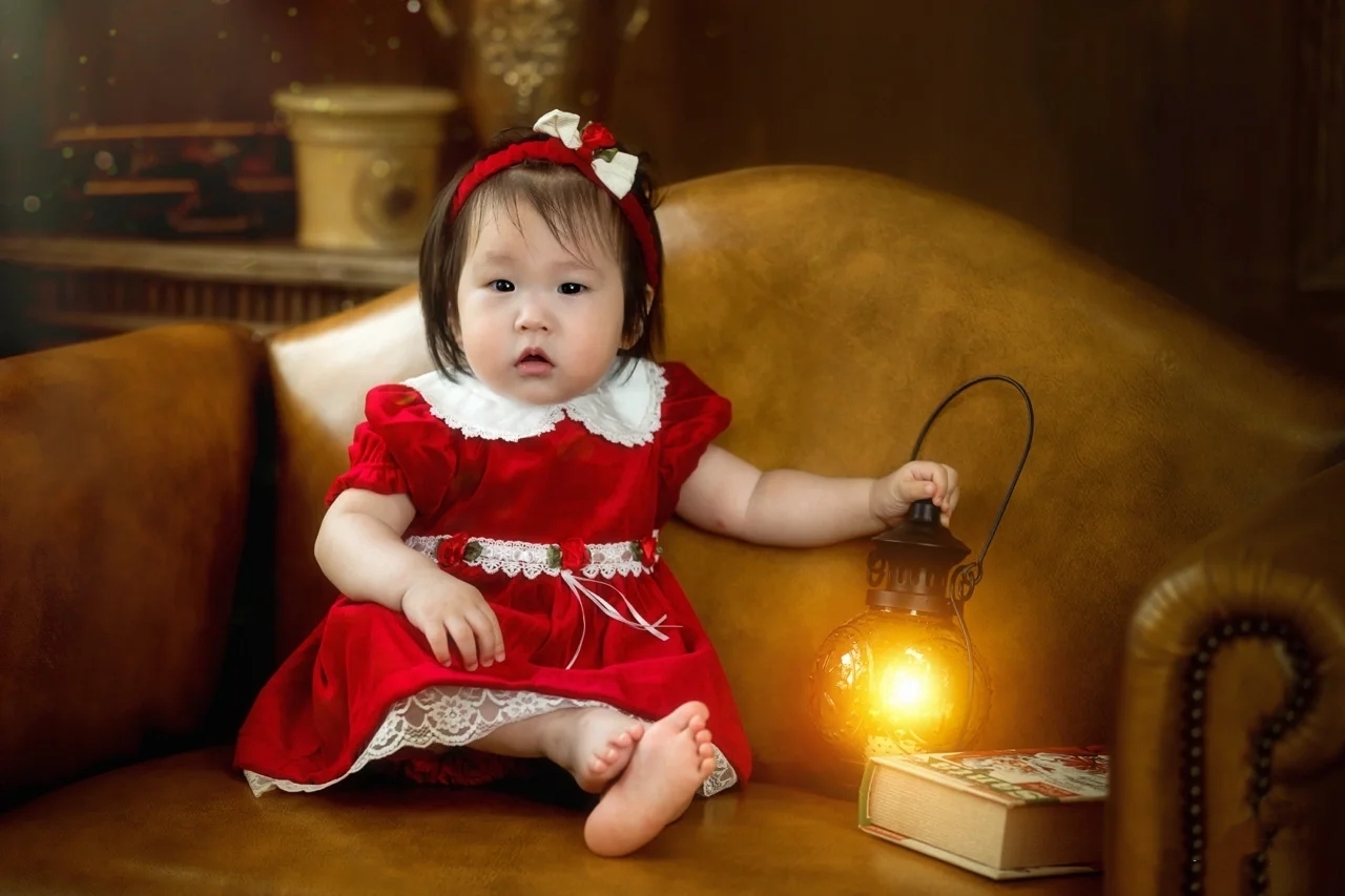 张纪中|张纪中为1岁女儿庆生,一家五口像祖孙三代,孩子们脸上无笑容