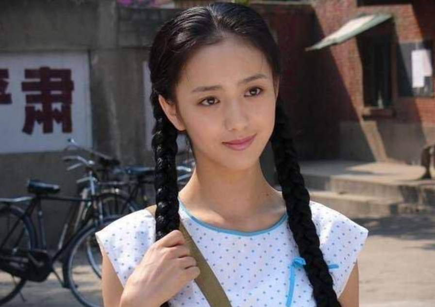 佟丽娅|佟丽娅旧照被曝出，原来是高中时期的她，才能称得上惊鸿一瞥