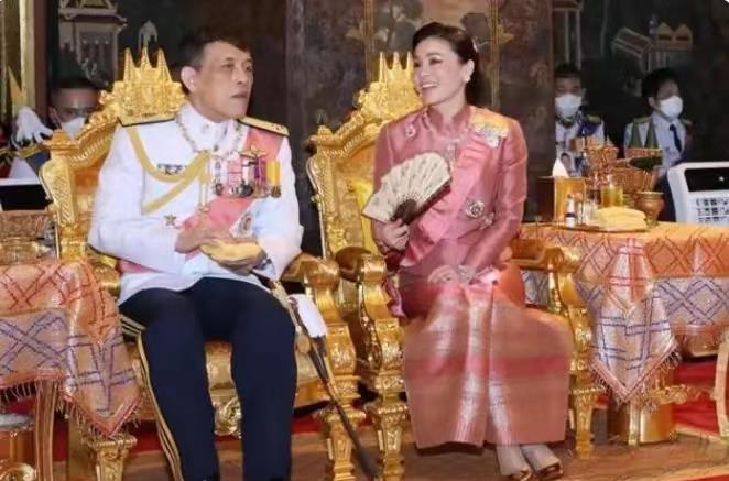 古风|苏缇达迷上“古风元素”，连续3次亮相手摇折扇，一颦一笑皆动人