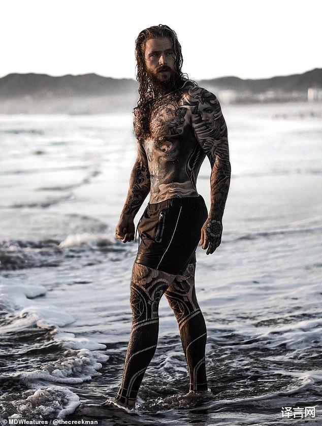 撞脸|美国300斤男子瘦身变健美男模，撞脸“海王”，纹身掩盖缩皮疤痕