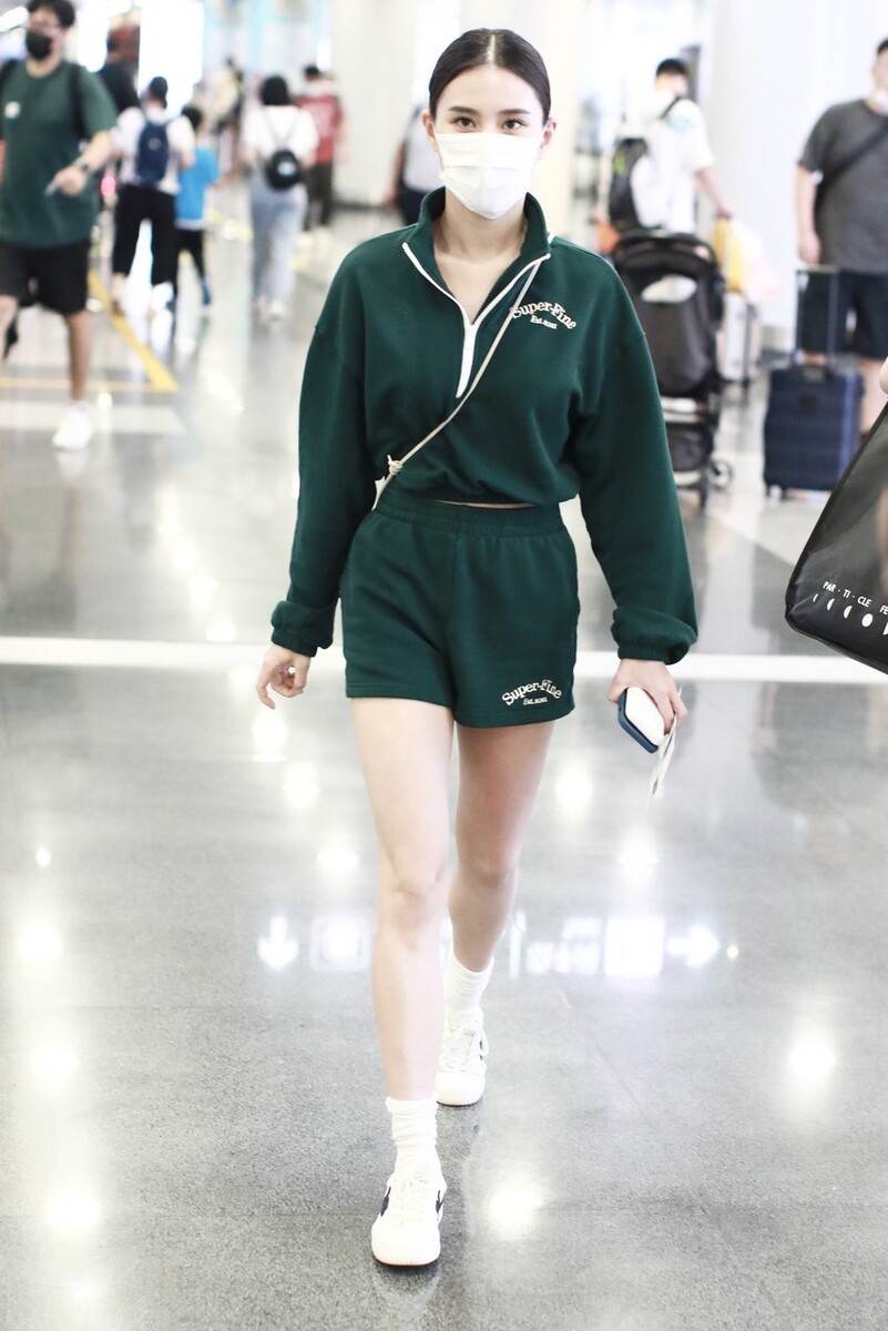 大表姐的时尚圈|赌王千金何超莲低调亮相，穿百元的国货布鞋也潮流，和窦骁很恩爱