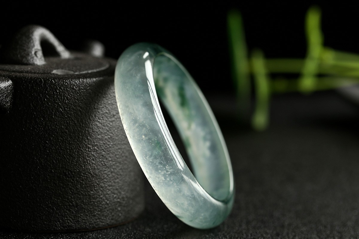 哈轩翡翠 飘花翡翠戴久了,花「真的飘了」。