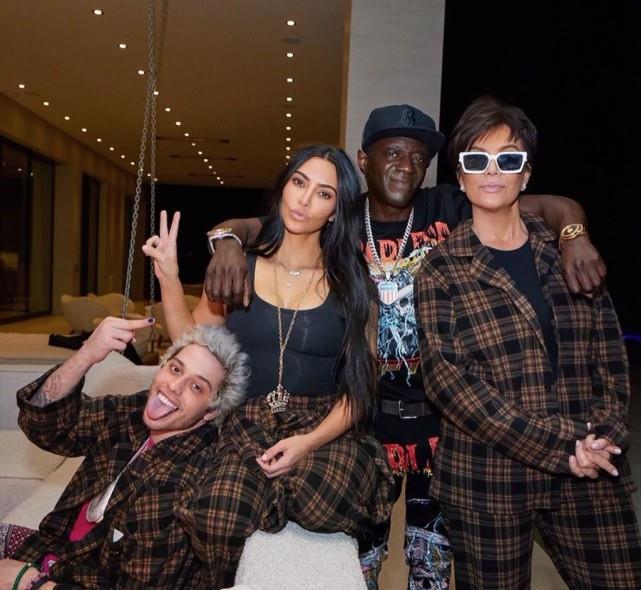 金·卡戴珊|和41岁金·卡戴珊酒店过夜后，28岁喜剧演员难掩喜悦，笑出满口牙