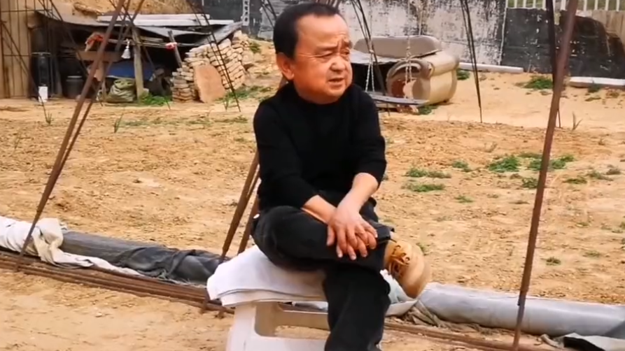 |“特型演员”张伸的毁灭史，他的故事好无奈