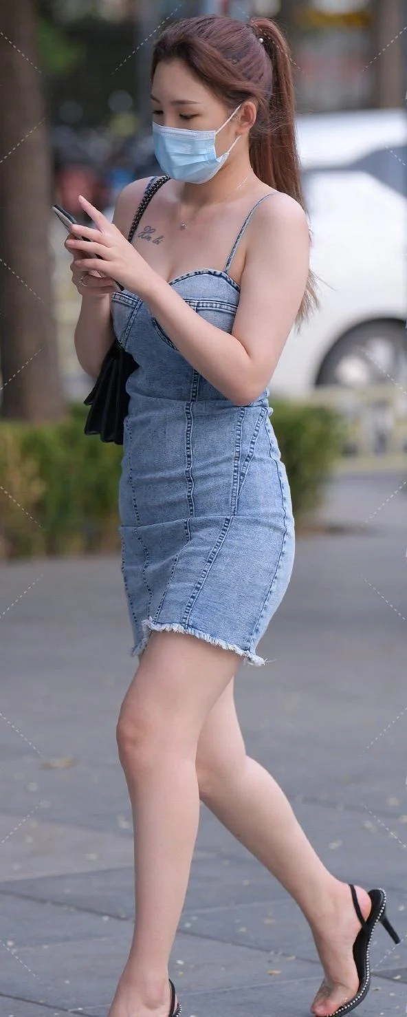 马尾辫 怡人的天气，适宜穿一件吊带牛仔包臀裙的装扮！