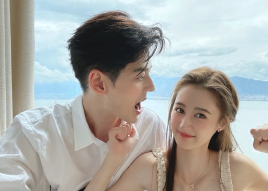 郭品超|郭品超中秋携女友秀恩爱，两人漫步海边，牵手相拥举高高甜度爆表