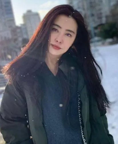 王祖贤|55岁王祖贤拜佛被拍，皮肤白皙紧致，扎高马尾宛若少女