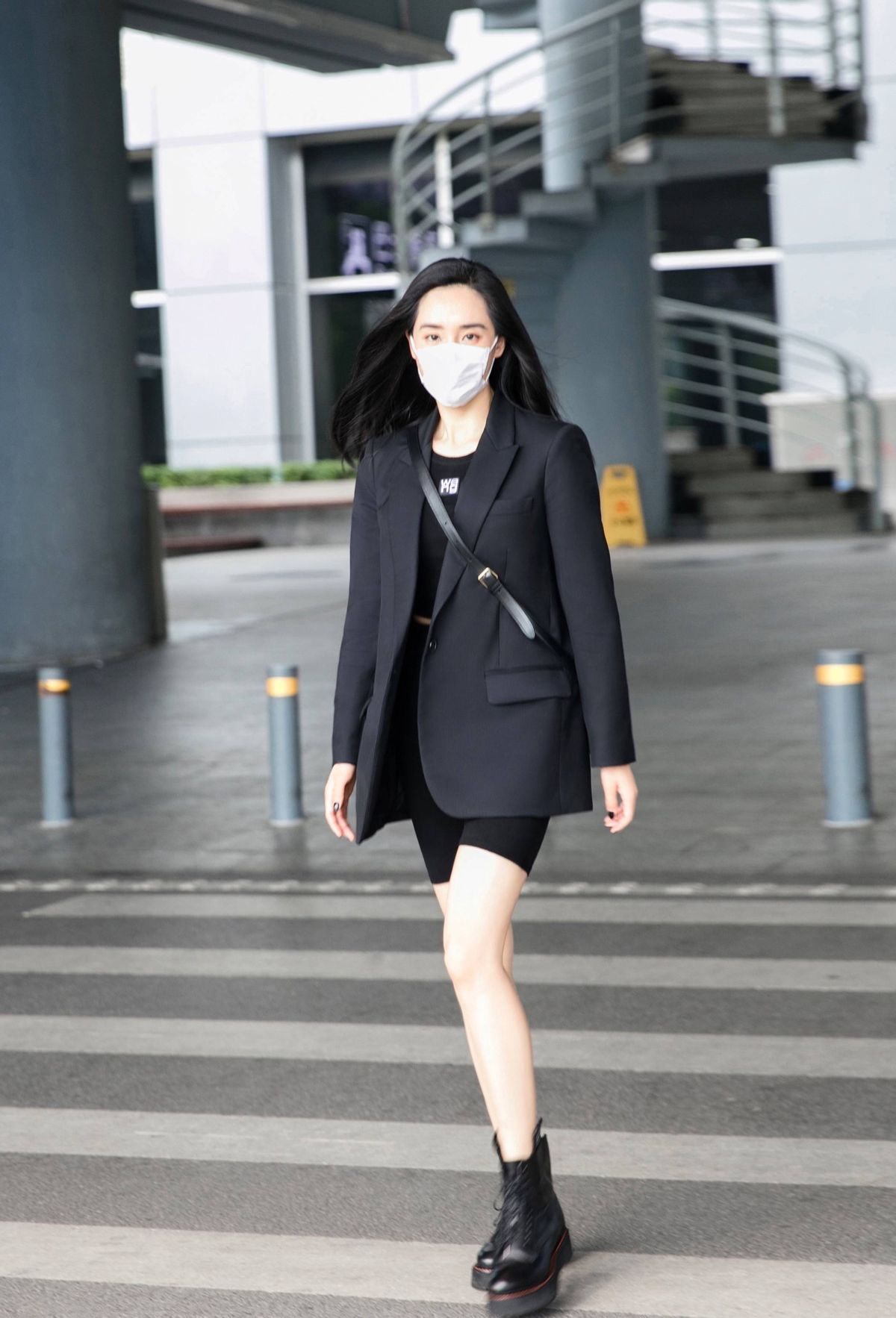 大表姐的时尚圈|大热的“短裤+短靴”,明星都抵抗不了,这样搭造型美得不一样