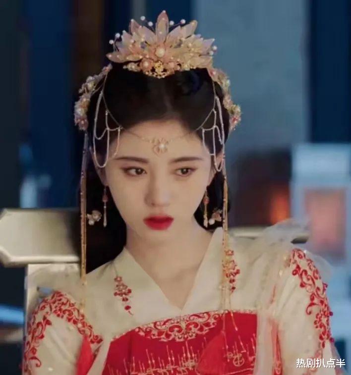 |鞠婧祎《花戎》再出路透，她终于放下包袱了，新发型像丫鬟