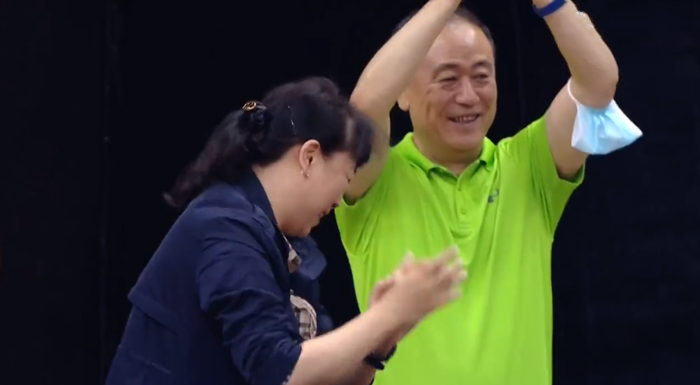 广东男篮|广东队夺冠夜,两个球员的妈妈实力抢镜,一个名气大,一个颜值高