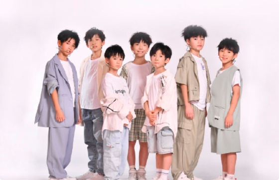 兜妈爱叨叨|小学生加入少年偶像团，8岁出道引争议：造星游戏别再催熟孩子