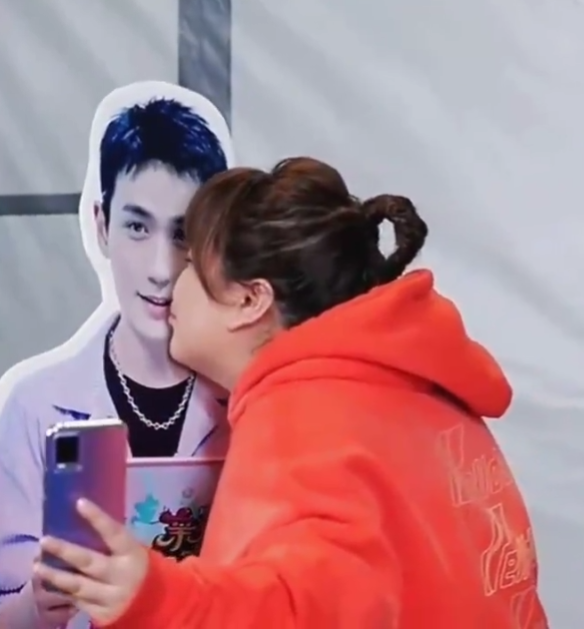 贾玲|贾玲新电影哭戏曝光！痛哭流涕惹人心疼，搭档小6岁男星演情侣