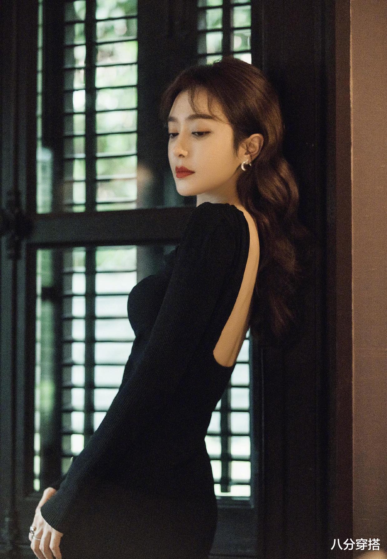 八分穿搭 42岁的秦岚也太会保养了,黑色方领连衣裙秀美背,状态不输少女