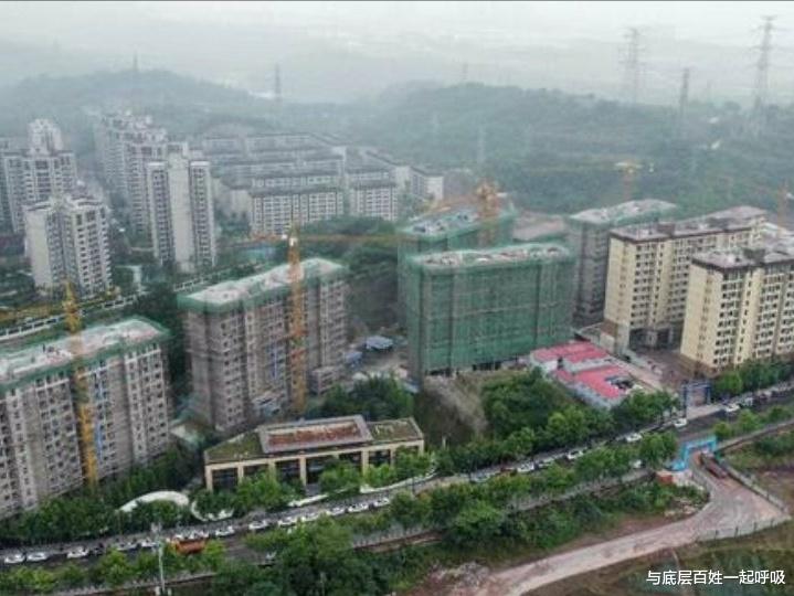 与底层百姓一起呼吸 解放碑8千的二手房，它比重庆远郊1.5万的新盘要香得多