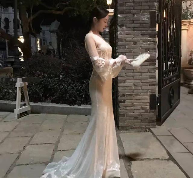 宋轶|宋轶片场工作照火了，大冬天穿低领长裙拍戏，身形太美引起热议