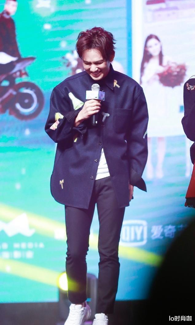 lo时尚咖|钟汉良“胡茬造型”还挺有型，蓝色西服沉稳大气，硬朗帅气