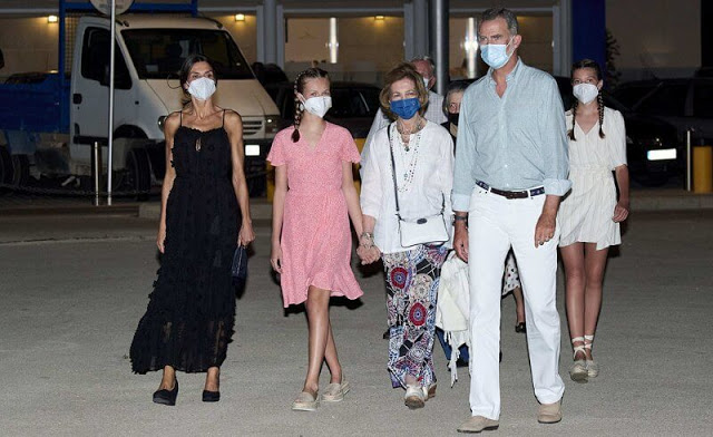 时尚风行派|西班牙82岁王太后接地气!白衣花裤穿得似居委会大妈,忽视小孙女