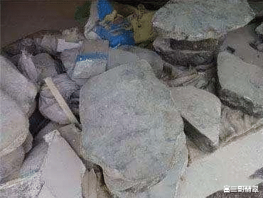 翡翠|为啥你在翡翠赌石市场几百块钱买的料子就没有切涨的?行家揭秘!