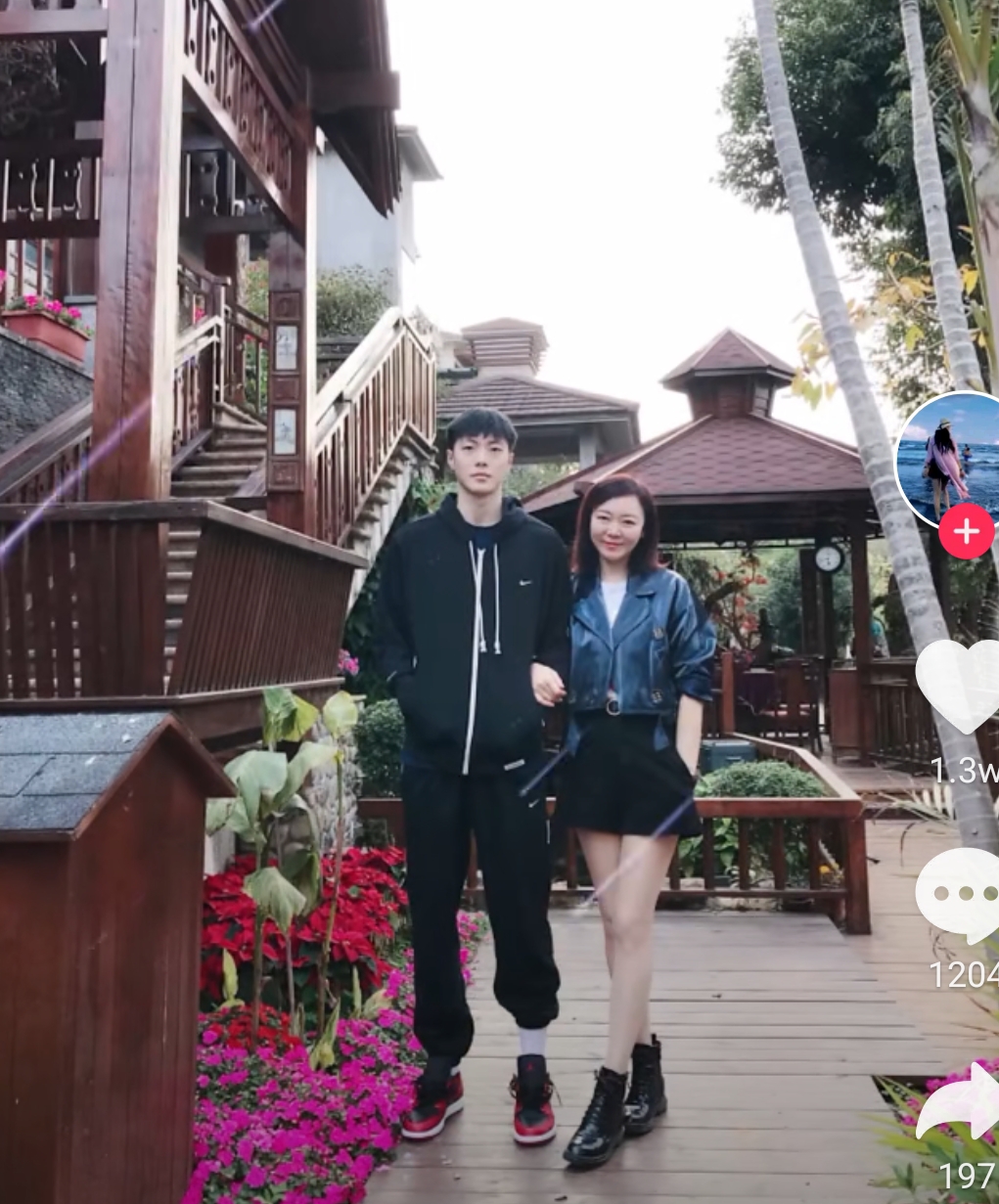 徐杰|廣東隊員動態(tài)！阿聯(lián)與辣妹合影，胡明軒媽媽美如少女，徐杰被調侃